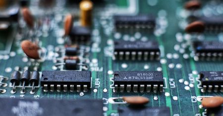 Panika na rynku technologii: akcje spadają w obliczu obaw o przemysł chipowy