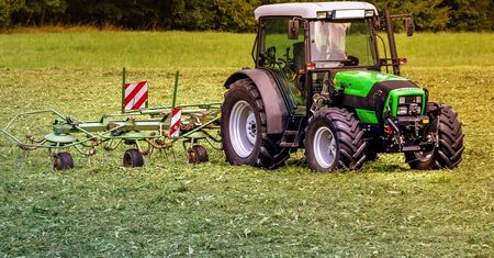 Nie żyje 4-letni chłopiec. Wpadł pod kosiarkę na polu