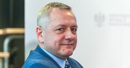 Resort cyfryzacji wstrzymuje prace nad ustawą o fake newsach. Na razie konsultuje zalecenia Brukseli