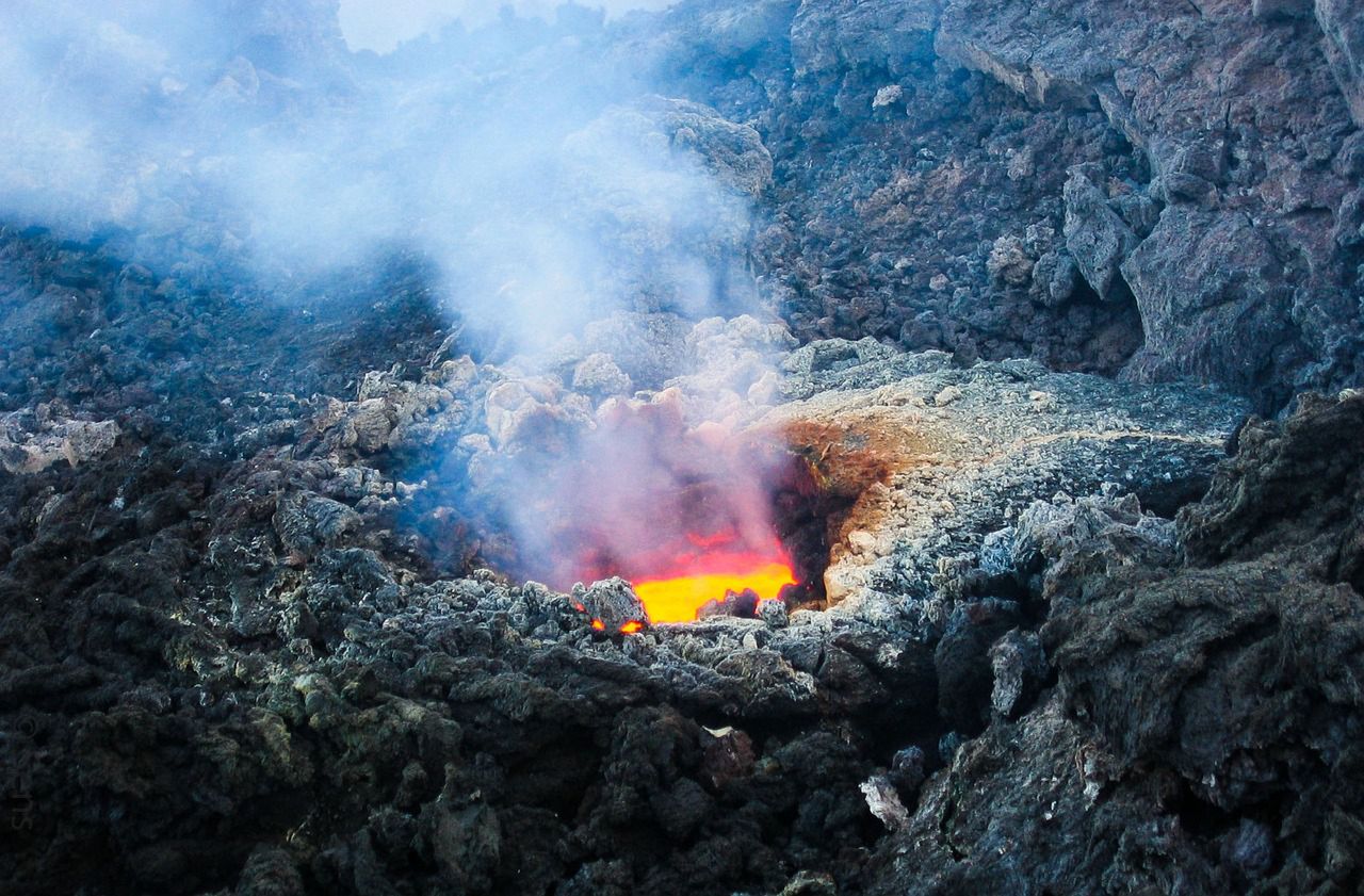 Erupcja Etny paraliżuje lotnisko w Katanii. Loty zawieszone z powodu pyłu wulkanicznego