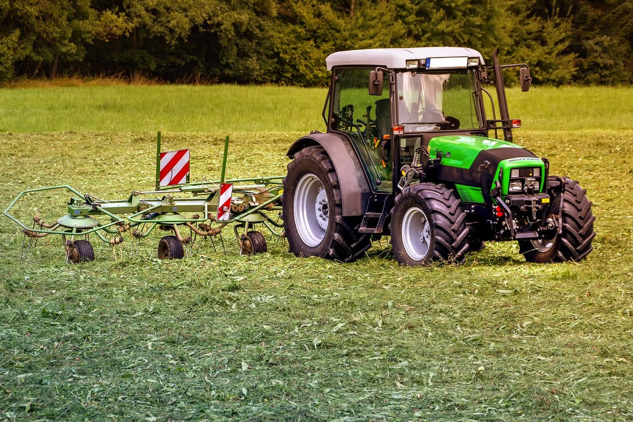 Nie żyje 4-letni chłopiec. Wpadł pod kosiarkę na polu