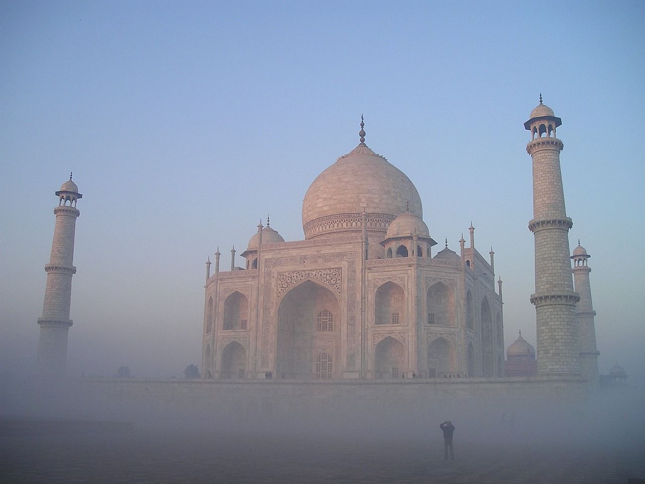 Delhi zmagające się z mgłą: podróżowanie w chaosie