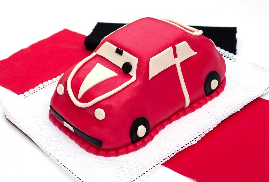 Tort dla chłopca w kształcie samochodu