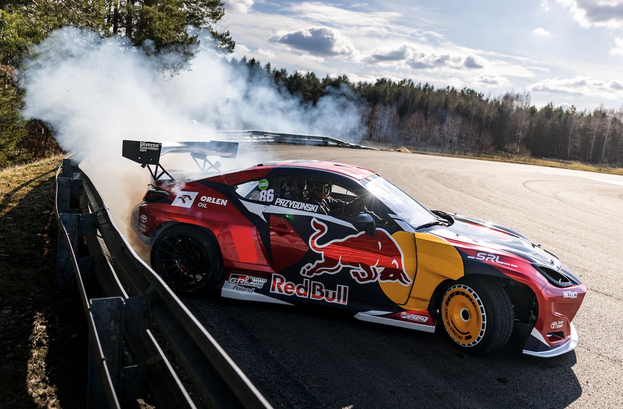 Jakub Przygoński rozpoczyna sezon w Hiszpanii. Nową Toyotę zaprezentował w efektownym stylu