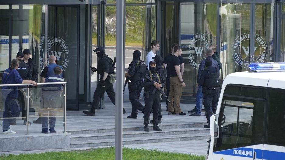 Centrum grupy Wagnera w Sankt Petersburgu
Policemen guard an area near an office of the 'PMC Wagner Centre', which is associated with the owner of the Wagner private military contractor, Yevgeny Prigozhin, in St. Petersburg, Russia, Saturday, June 24, 2023. Russian President Vladimir Putin vowed Saturday to defend Russia against an armed rebellion by Prigozhin, who led his troops out of Ukraine and into a key city south of Moscow. (AP Photo)