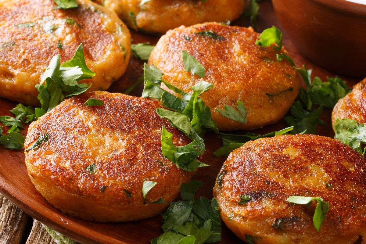 Biorę ziemniaki i ogórki kiszone. Po kwadransie mam górę pysznych, sycących placków