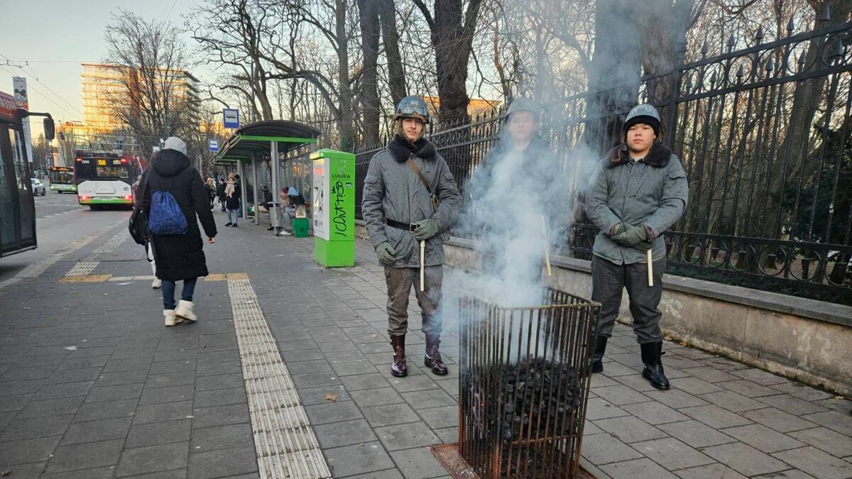 Patrol ZOMO przy koksowniku na przystanku autobusowym w Lublinie