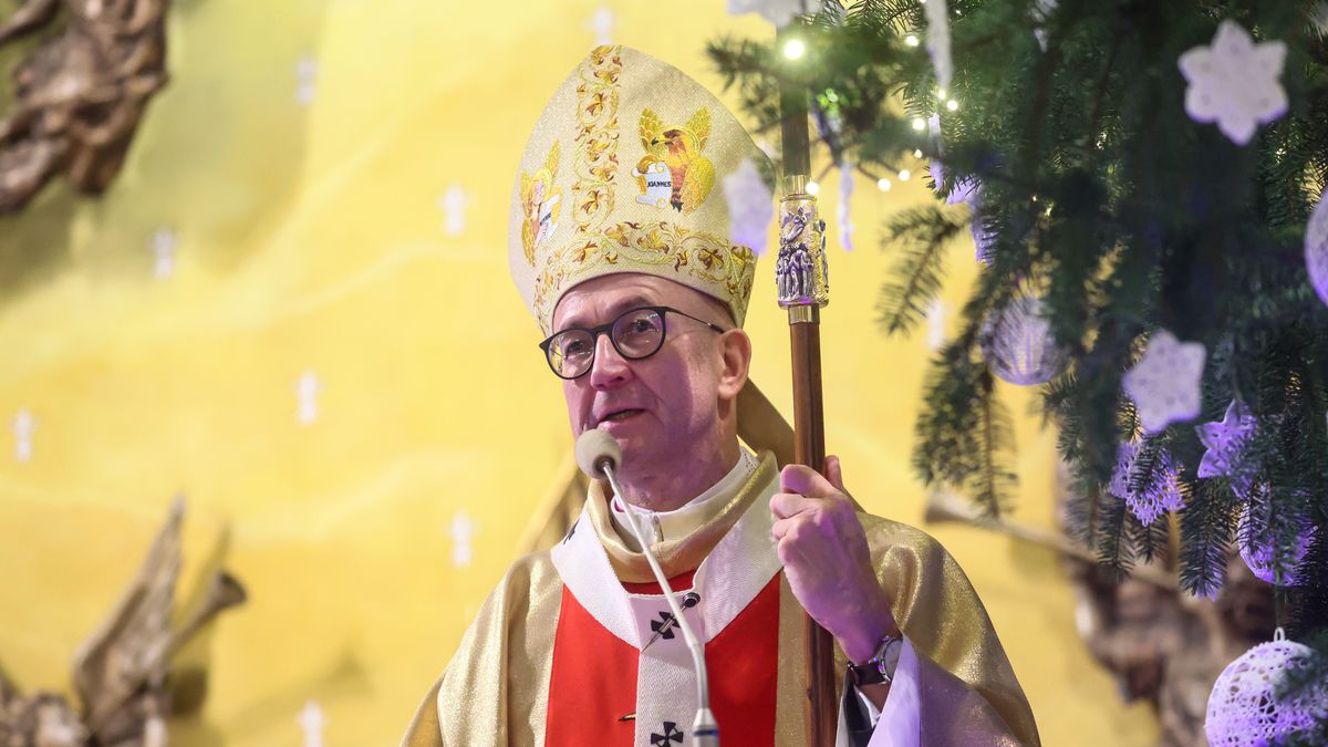 Piaseczno, 24.12.2025. Metropolita warszawski abp Adrian Galbas podczas pasterki w Sanktuarium Matki Bożej Różańcowej Pośredniczki Wszelkich Łask w Piasecznie, w nocy z 24 na 25 bm. Pasterka upamiętnia oczekiwanie i modlitwę pasterzy zmierzających do Betlejem. W Polsce jest jedną z najważniejszych świątecznych tradycji. (mr) PAP/Leszek Szymański