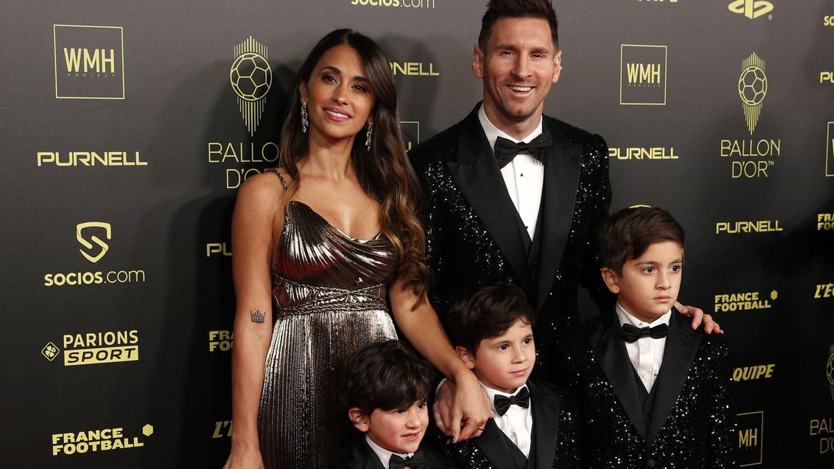 PAP/EPA / EPA/YOAN VALAT / Na zdjęciu: Lionel Messi z żoną i synami