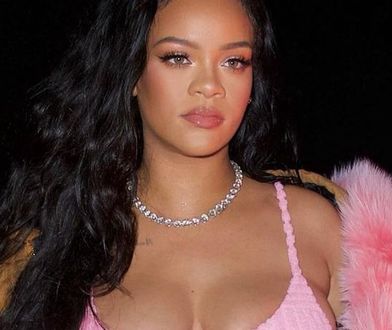 Rihanna zachwyca w kusym topie. Z dumą eksponuje ciążowe krągłości