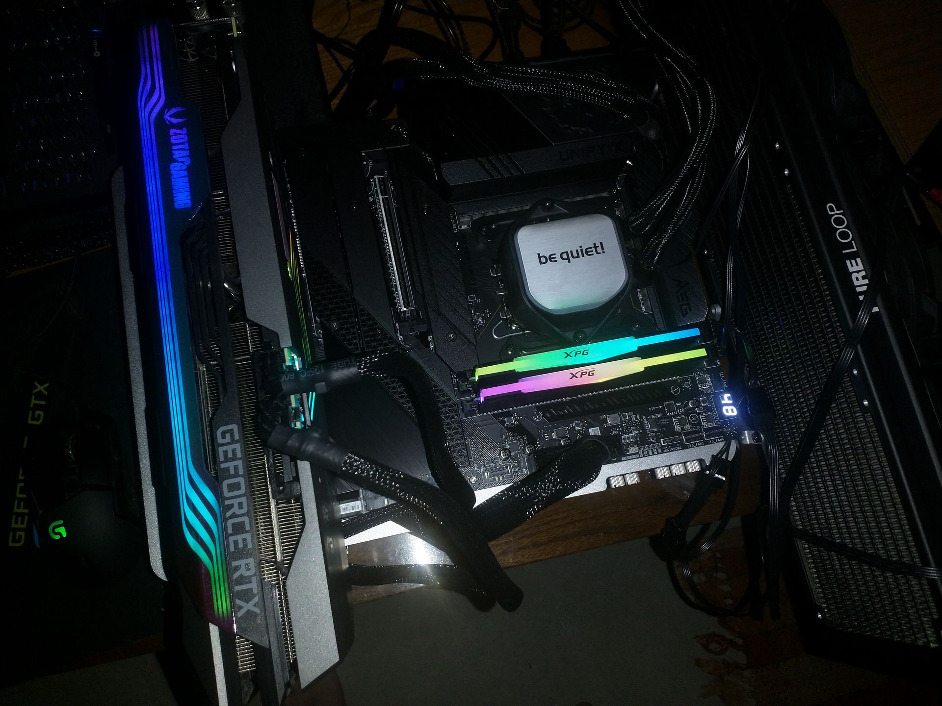 Moduły XPG Lancer RGB w platformie testowej.