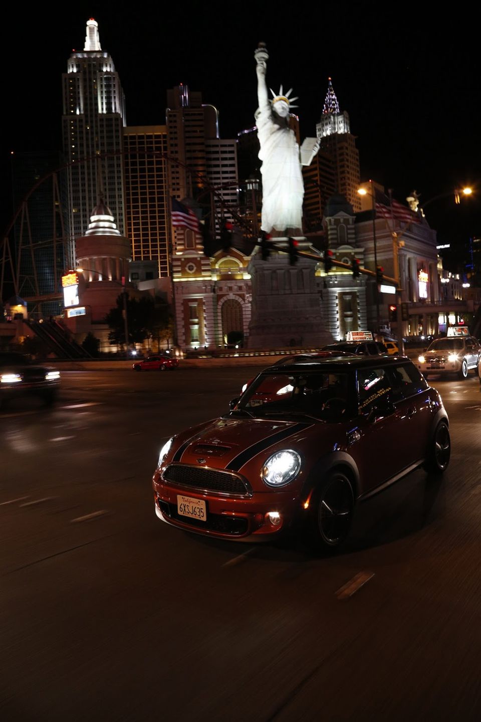 Galeria Mini jako celebracja sprzedaży półmilionowego egzemplarza w USA 217