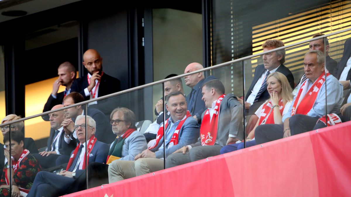 PAP / Leszek Szymański / Prezydent Andrzej Duda (C-L) i minister sportu i turystyki Witold Bańka (C-P) na trybunach podczas towarzyskiego meczu piłkarskiego: Polska - Litwa