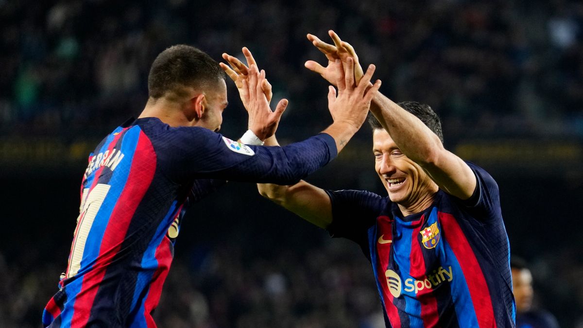 PAP/EPA / Enric Fontcuberta / Robert Lewandowski cieszy się z bramki