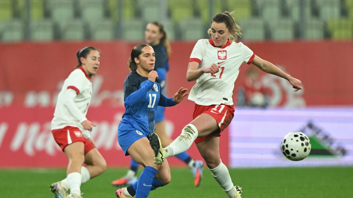 PAP / Adam Warżawa / Na zdjęciu: Paulina Tomasiak w walce o piłkę