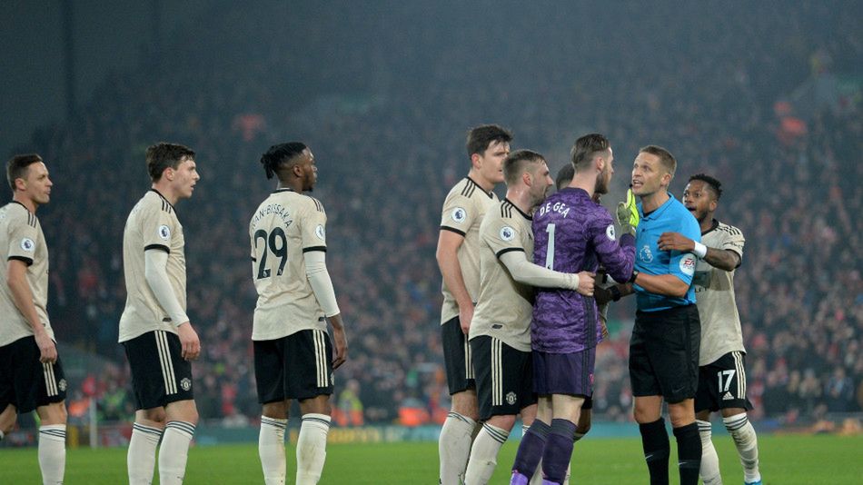 PAP/EPA / PETER POWELL / Na zdjęciu: piłkarze Manchesteru United otoczyli sędziego Craiga Pawsona