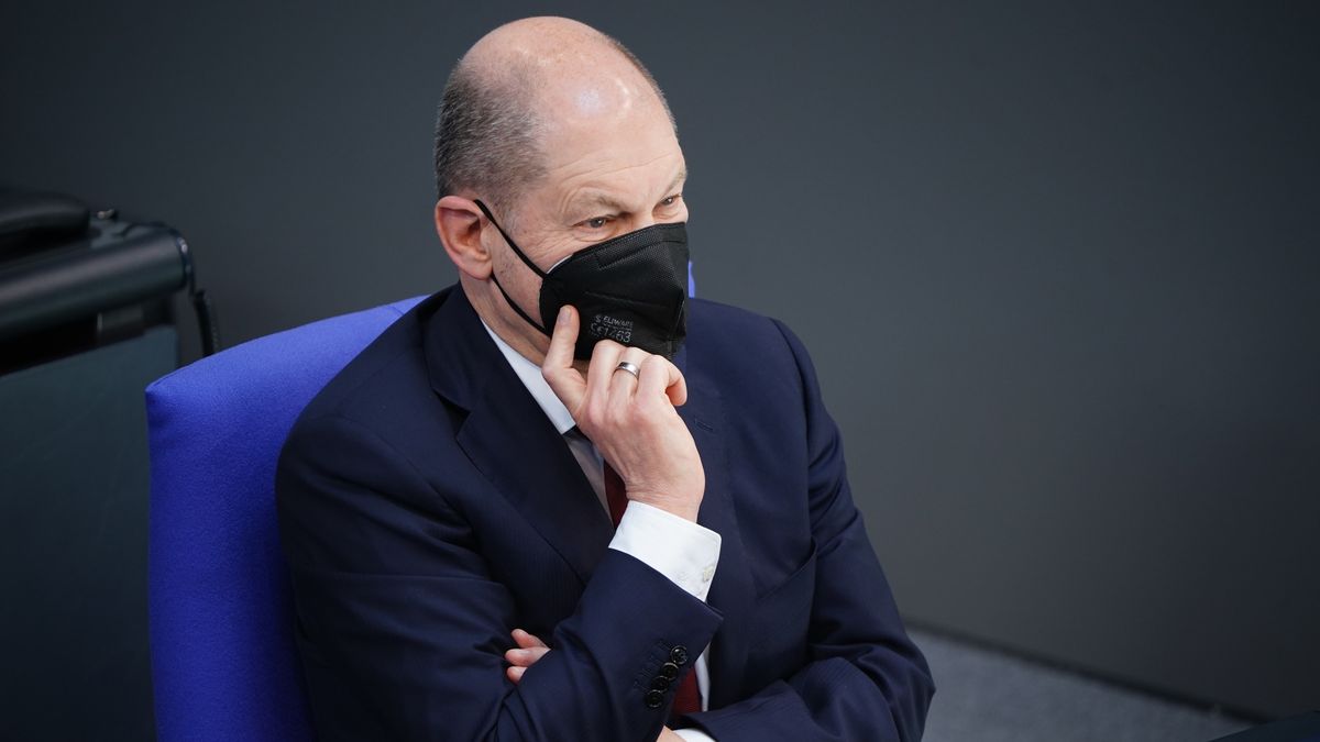 Na zdjęciu Olaf Scholz w maseczce na posiedzeniu Bundestagu