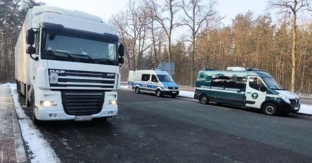Rutynowa kontrola ciężarówki z Białorusi. Groźne odkrycie ukryte w naczepie