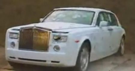 Rolls-Royce Phantom ostrzelany i wysadzony w powietrze[wideo]
