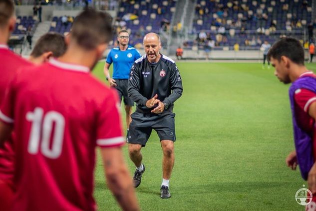 Łukasz Bortnik w trakcie pracy w Hapoel Beer Szewa. Foto: Mosko