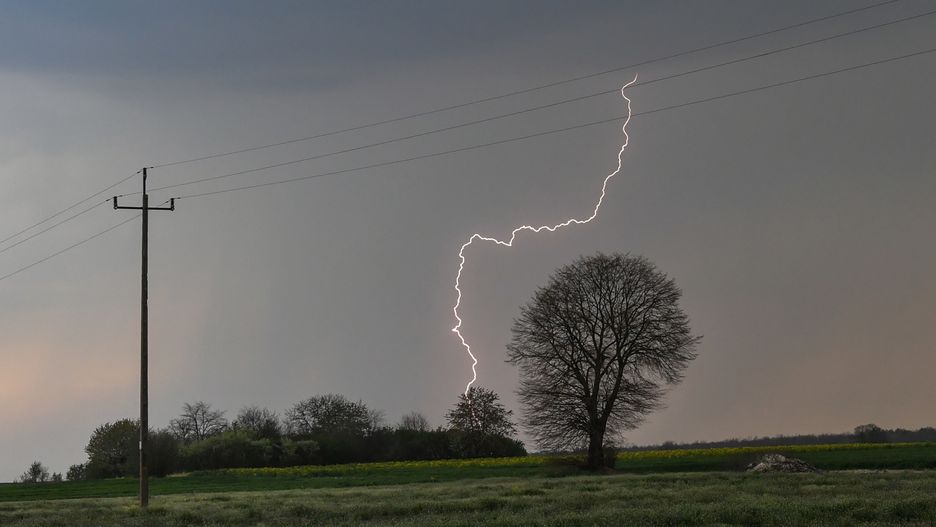 Przez Małopolskę przechodziły w sobotę miejscami intensywne opady deszczu i pojawiły się burze
