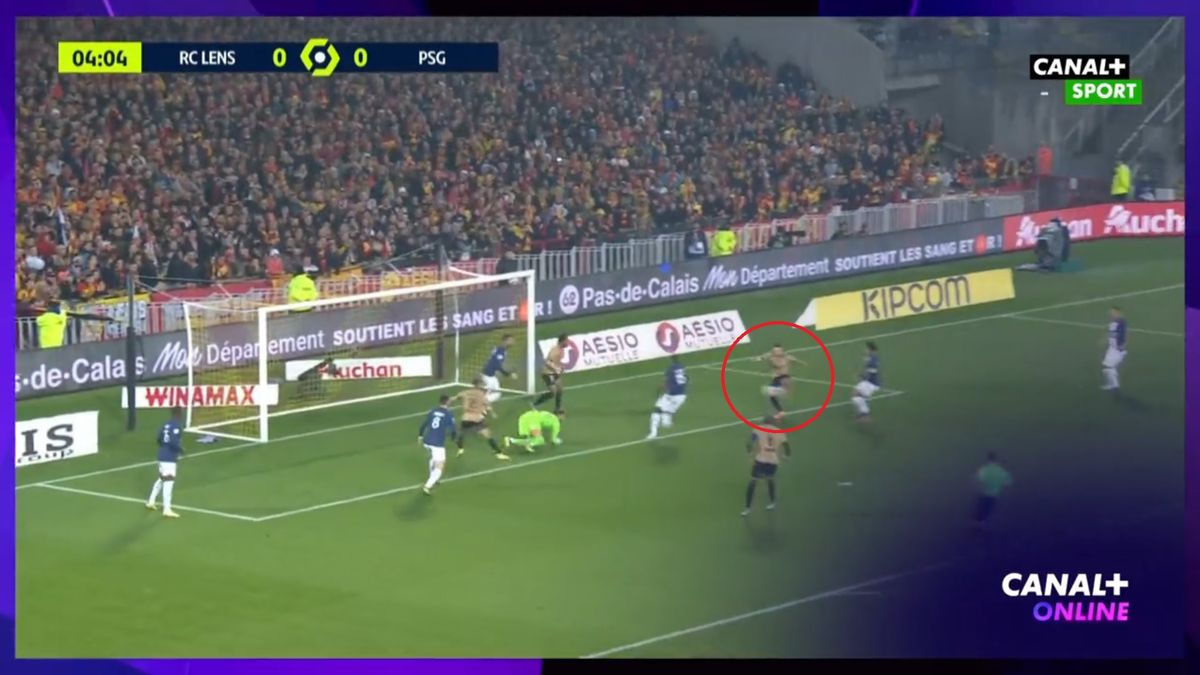 Twitter / CANAL+ Sport / Na zdjęciu: uderzenie Przemysława Frankowskiego