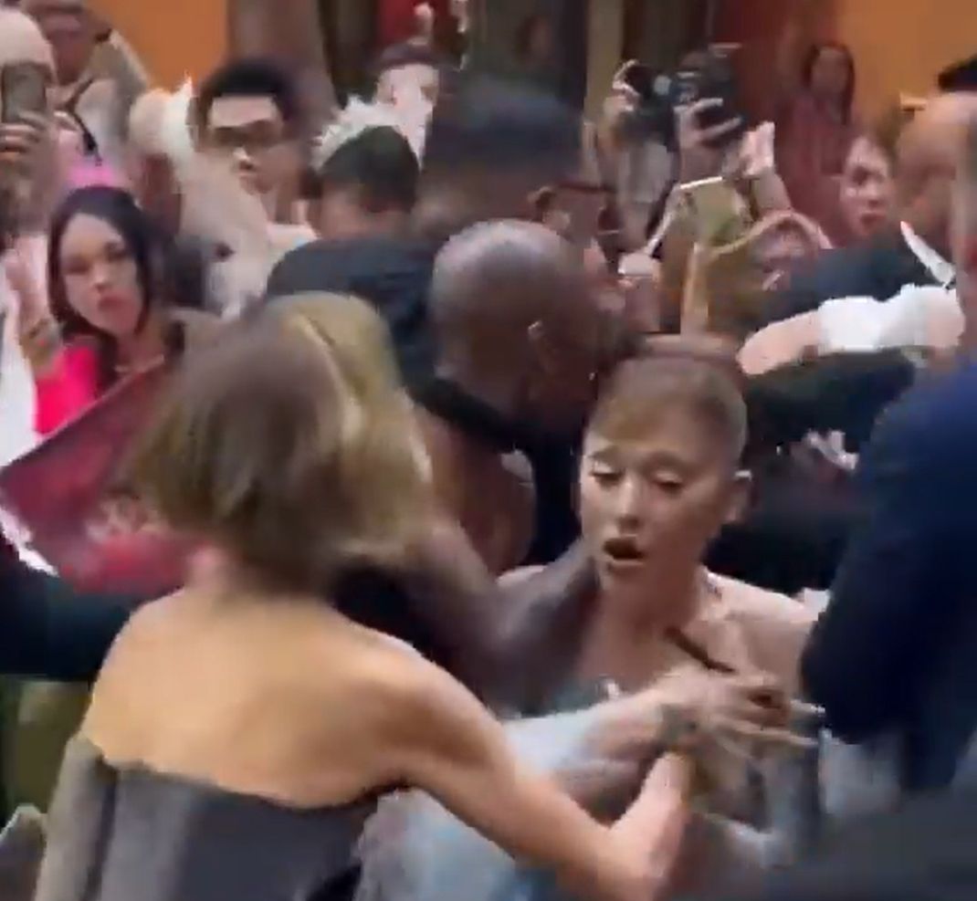 Fan rzucił się na Arianę Grande