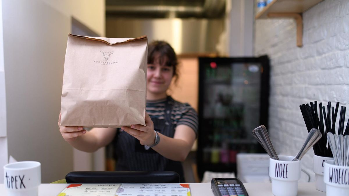 60 proc. Polaków chce ograniczyć spożycie mięsa. Wegańskie bary na tym zarabiają