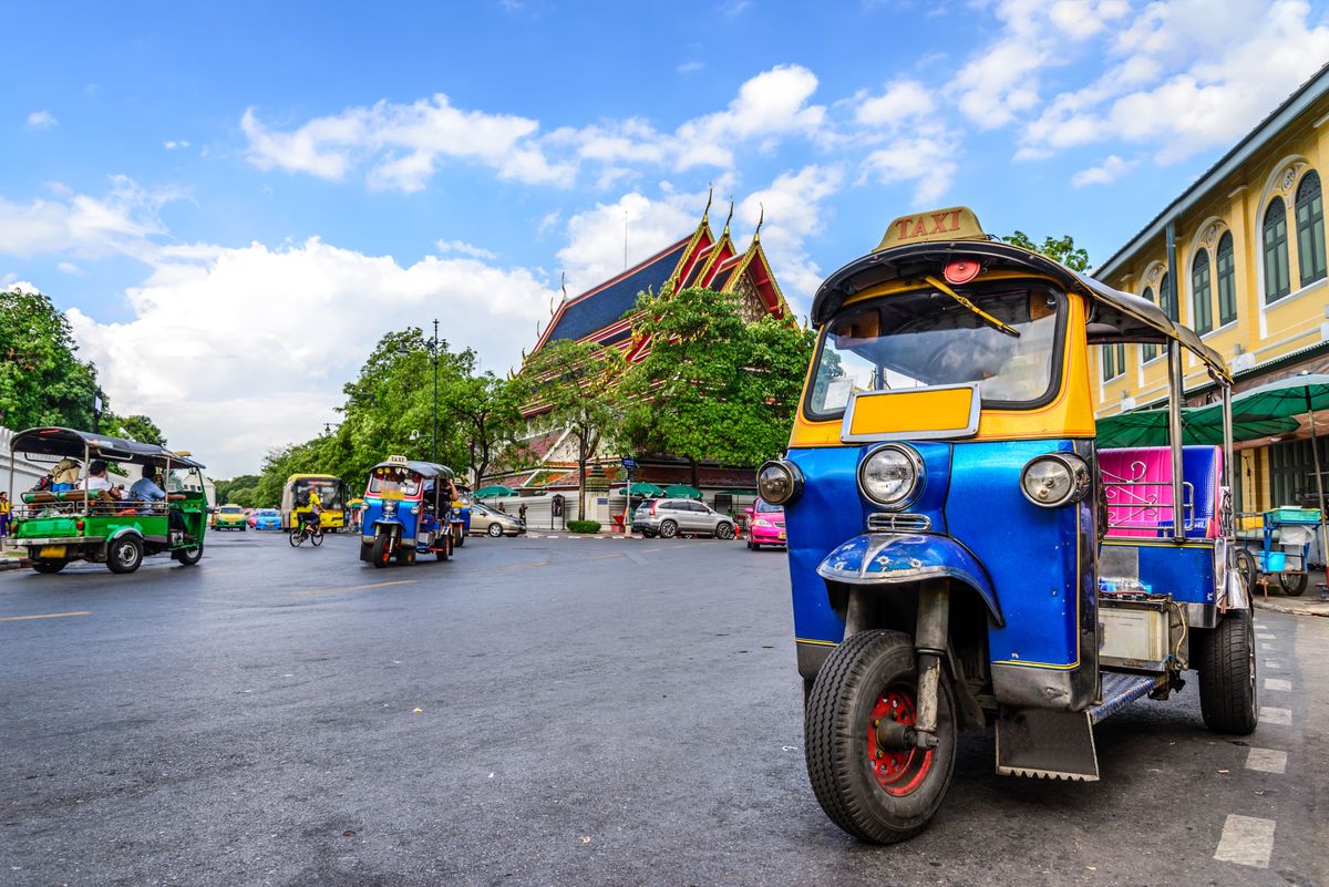 Pojazd o nazwie tuk tuk to jeden z symboli Tajlandii 