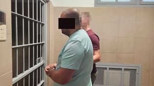 Brutalnie napadł na staruszkę i uciekł nad morze. Policjanci odnaleźli go w hotelu