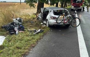 Śmiertelny wypadek. 47-latek Mazdą uderzył w drzewo, zginął na miejscu