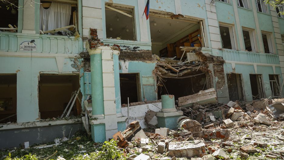 Damage at school 22 after shelling in downtown Donetsk, Ukraine, 30 May 2022. At least five people were killed and 16 injured after shelling hit two schools and a residential area in the city of Donetsk, authorities from the self-proclaimed Donetsk People's Republic (DPR) said on the day. On 24 February Russian troops had entered Ukrainian territory in what the Russian president declared a 'special military operation', resulting in fighting and destruction in the country and a humanitarian crisis. EPA/ALESSANDRO GUERRA Dostawca: PAP/EPA.
