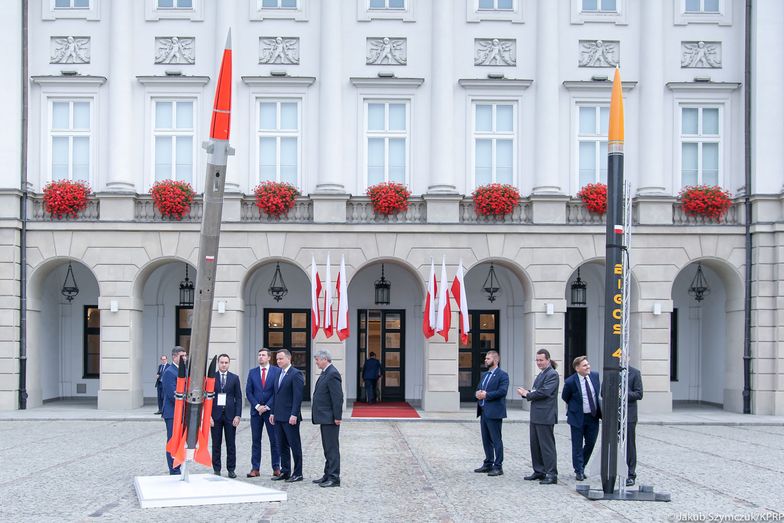 Prezydent Andrzej Duda podziwia rakietę Bursztyn.