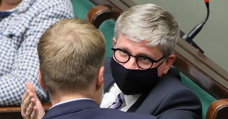 Skandal w Sejmie. Paweł Soloch wyrzucił zdjęcie dziecka migrantów