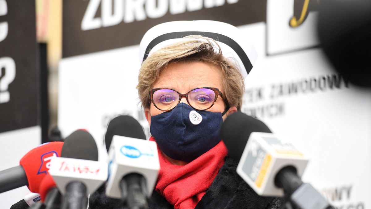 Warszawa, 07.04.2021. Przewodnicząca Ogólnopolskiego Związku Zawodowego Pielęgniarek i Położnych Krystyna Ptok podczas na konferencji prasowej przedstawicieli zawodów medycznych zrzeszonych w Forum Związków Zawodowych przed siedzibą Ministerstwa Zdrowia w Warszawie, 7 bm. Konferencja dot. sprzeciwu wobec złej polityki zdrowotnej rządu oraz zwrócenia uwagi na dramatyczne i wciąż pogarszające się warunki pracy i płac pracowników medycznych. (jm) PAP/Piotr Nowak