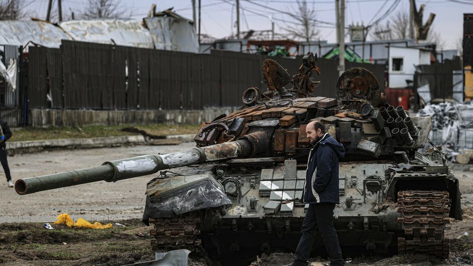 Wojna w Ukrainie - zniszczony rosyjski sprz?t wojskowyKYIV, UKRAINE - APRIL 05: An unusable Russian tank and a man are seen on the Kyiv - Zhytomyr highway after the withdrawal of Russian forces and the recapture of the region by Ukrainian soldiers in Kyiv, Ukraine on April 05, 2022. Metin Aktas / Anadolu Agency/ABACAPRESS.COMAA/ABACA