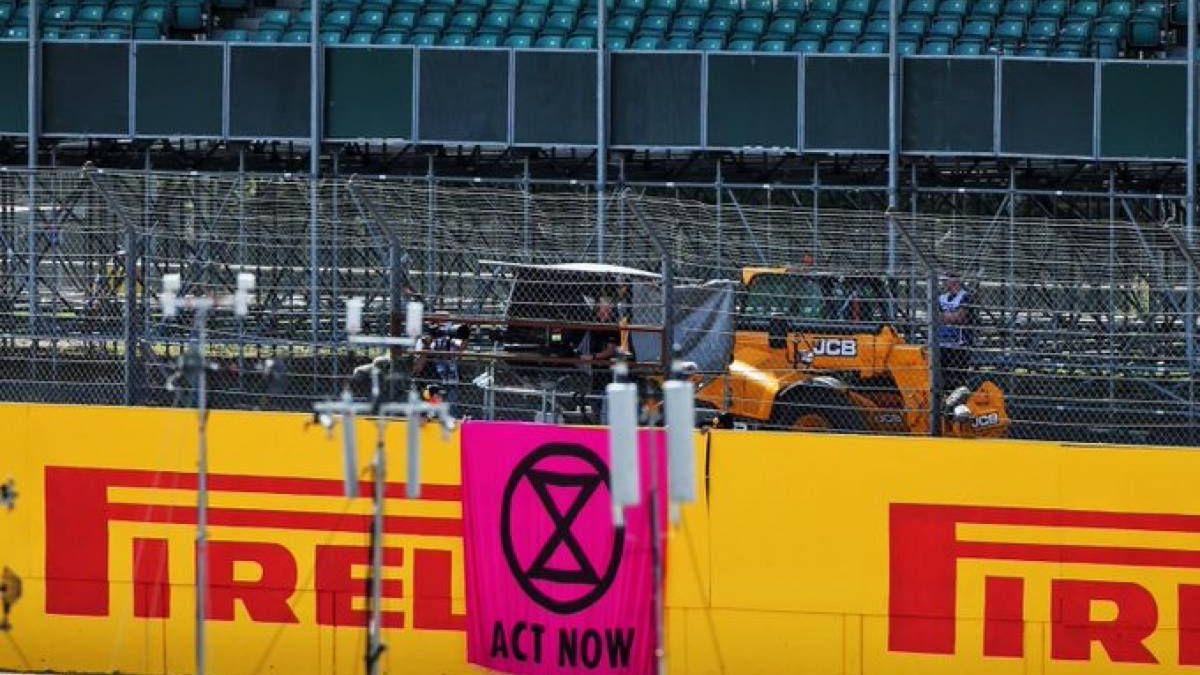 Twitter / Extinction Rebellion / Na zdjęciu: protest przed wyścigiem F1