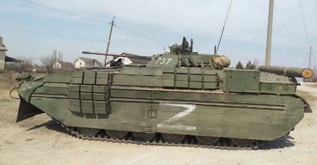 Rosyjski BMP-2 obłożony kostkami ERA Kontakt-1. To śmiertelna pułapka dla... załogi