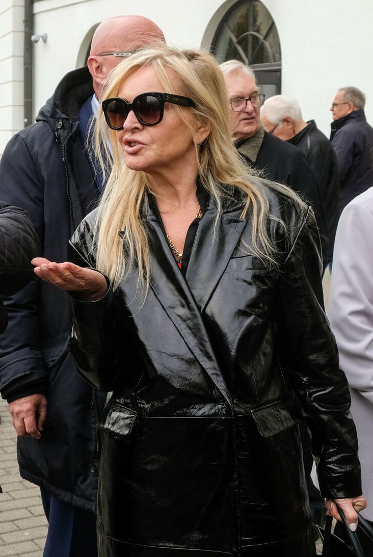 Monika Olejnik w czarnym płaszczu w stylu lat 80.