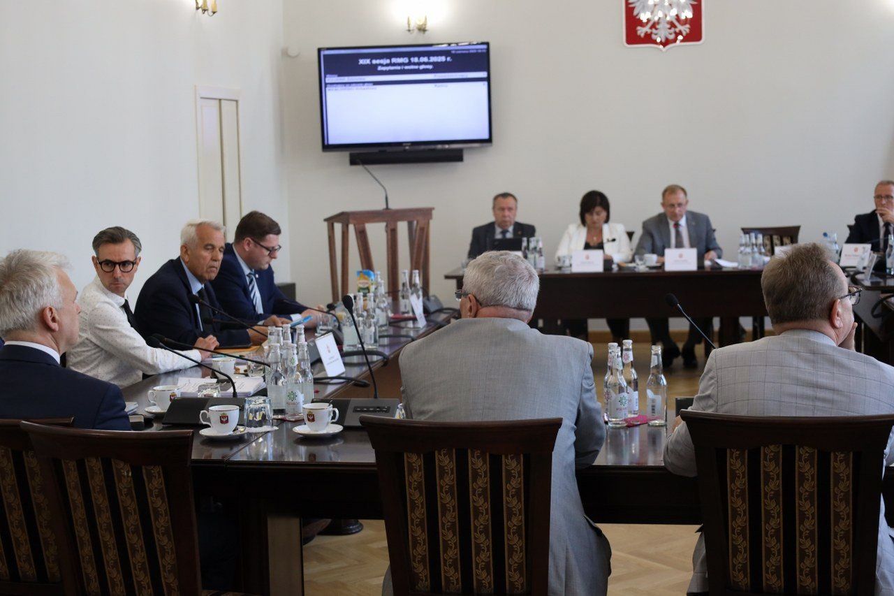 - Konsekwencją tego rodzaju zachowań są skargi mieszkańców, interwencje policji oraz skutki uboczne, takie jak rozboje, zniszczenia mienia, czy awantury domowe. Zdarzenia te były przedmiotem analizy Komisji Rozwiązywania Problemów Alkoholowych w Gnieźnie, jak również Wydziału Spraw Społecznych Urzędu Miejskiego w Gnieźnie. Wprowadzenie ograniczenia nocnej sprzedaży napojów alkoholowych przeznaczonych do spożycia poza miejscem sprzedaży na terenie Miasta Gniezna w proponowanych godzinach ma w zamiarze wpłynąć na poprawę bezpieczeństwa oraz komfortu życia mieszkańców, a także ustalić jednakowe zasady sprzedaży dla wszystkich podmiotów gospodarczych prowadzących sprzedaż napojów alkoholowych do spożycia poza miejscem sprzedaży- brzmi treść uchwały.