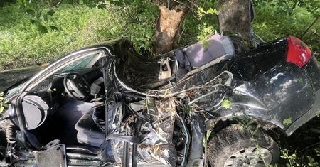 Tragiczny wypadek pod Kołobrzegiem. Z auta został wrak