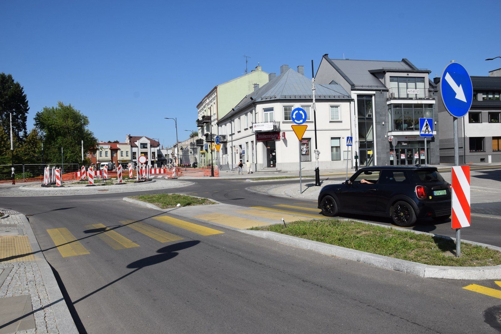 Plac Wolności w Zduńskiej Woli ma już namalowane pasy dla pieszych