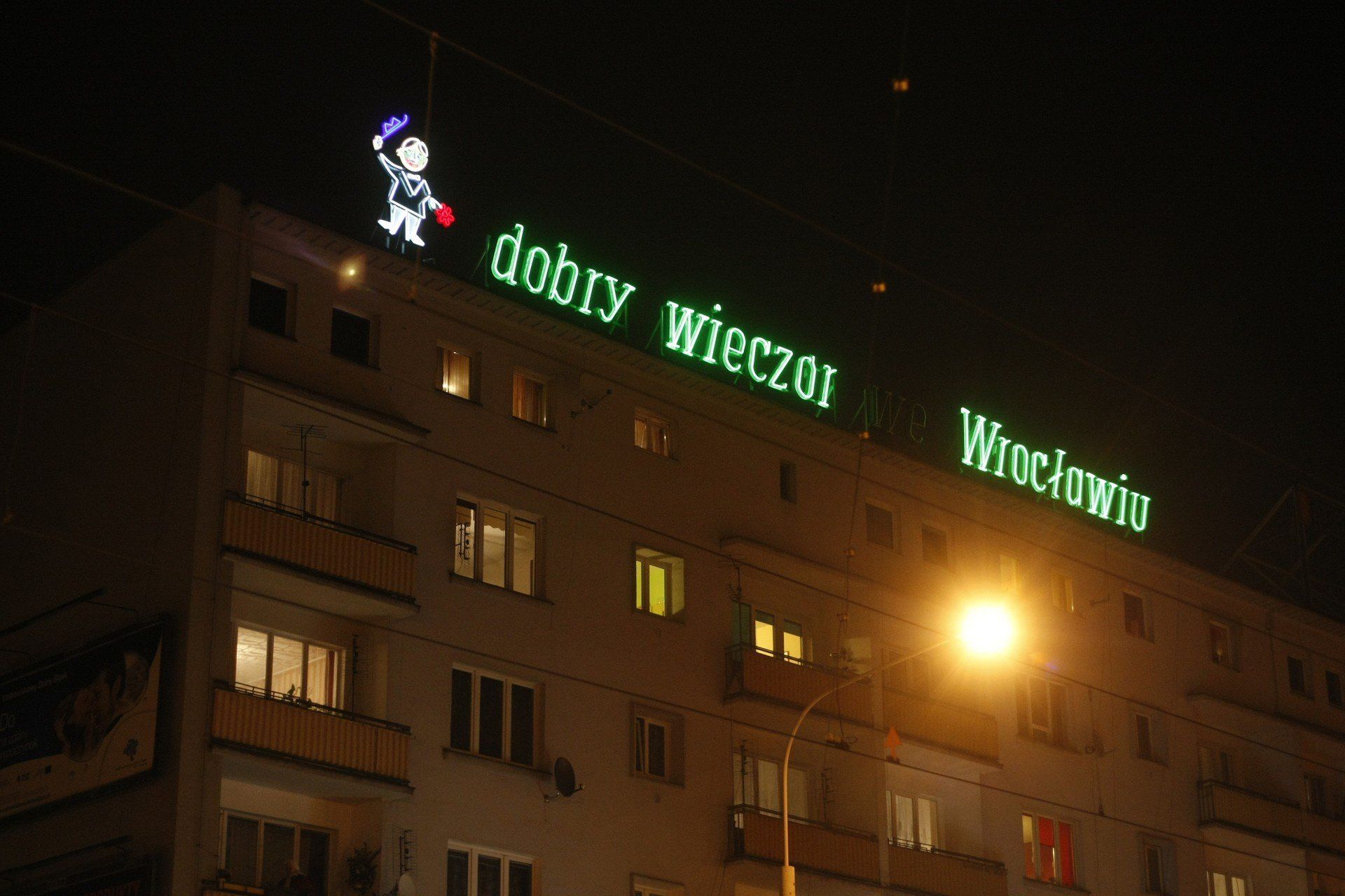 Neon witający gości i turystów: &#34;Dzień dobry Poznań&#34;