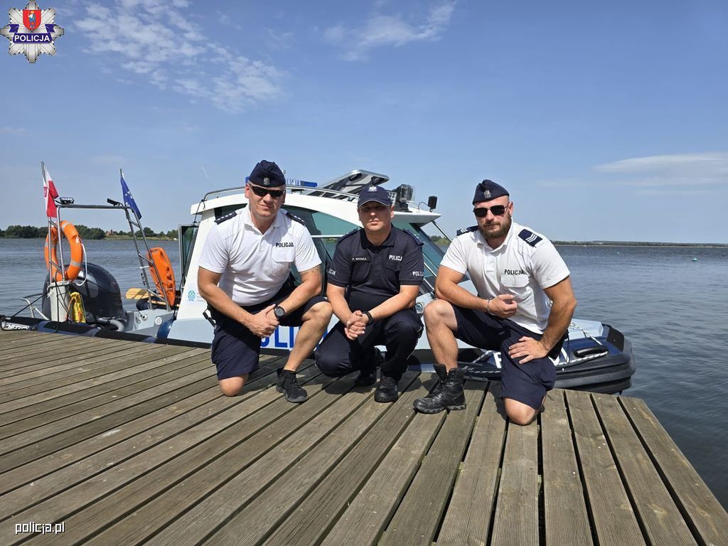 Nie mając wioseł, ruszył, wiosłując rękoma