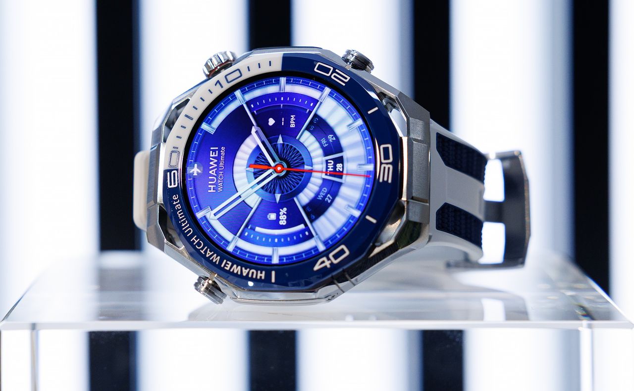 HUAWEI WATCH Ultimate 2 zyskał dodatkowy czujnik X-TAP dla pomiarów funkcji układu krwionośnego wprost z opuszki palca, taki sam jak w HUAWEI WATCH 5.