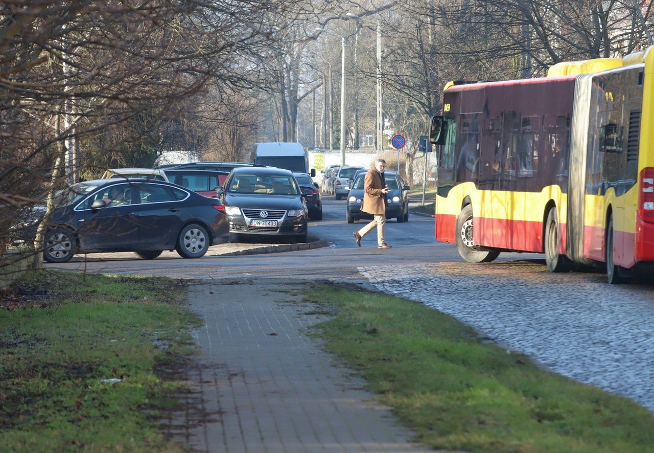 Wrocław: Autobusy mają problem na remontowanej ulicy Koszarowej. Miasto wprowadza objazdy