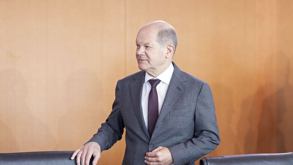 BERLIN, GERMANY - SEPTEMBER 27: German Chancellor Olaf Scholz arrives for the weekly federal government cabinet meeting on September 27, 2023 in Berlin, Germany. High on the morning's agenda is legislation concerning basic child benefits.  (Photo by Maja Hitij/Getty Images)