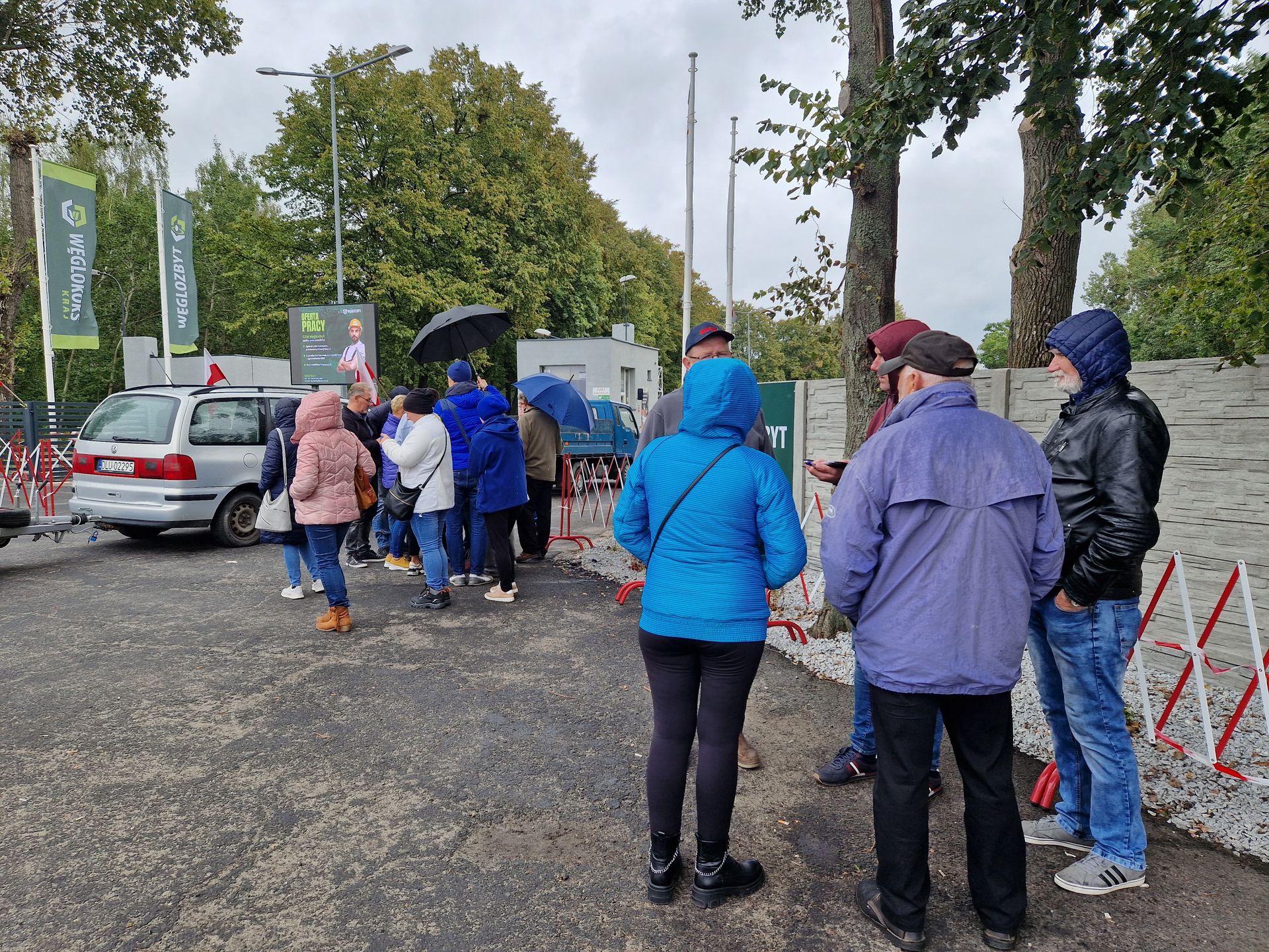 Kolejka po węgiel w przed Węglozbytem w Ostrowie Wlkp. 