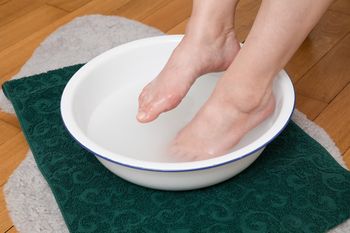 Dodaj do wody i wymocz stopy. Pożegnasz szorstką skórę na piętach
