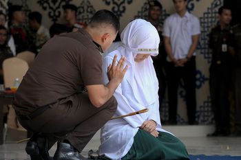 Uprawiali seks i pili alkohol. Para z Indonezji ukarana chłostą